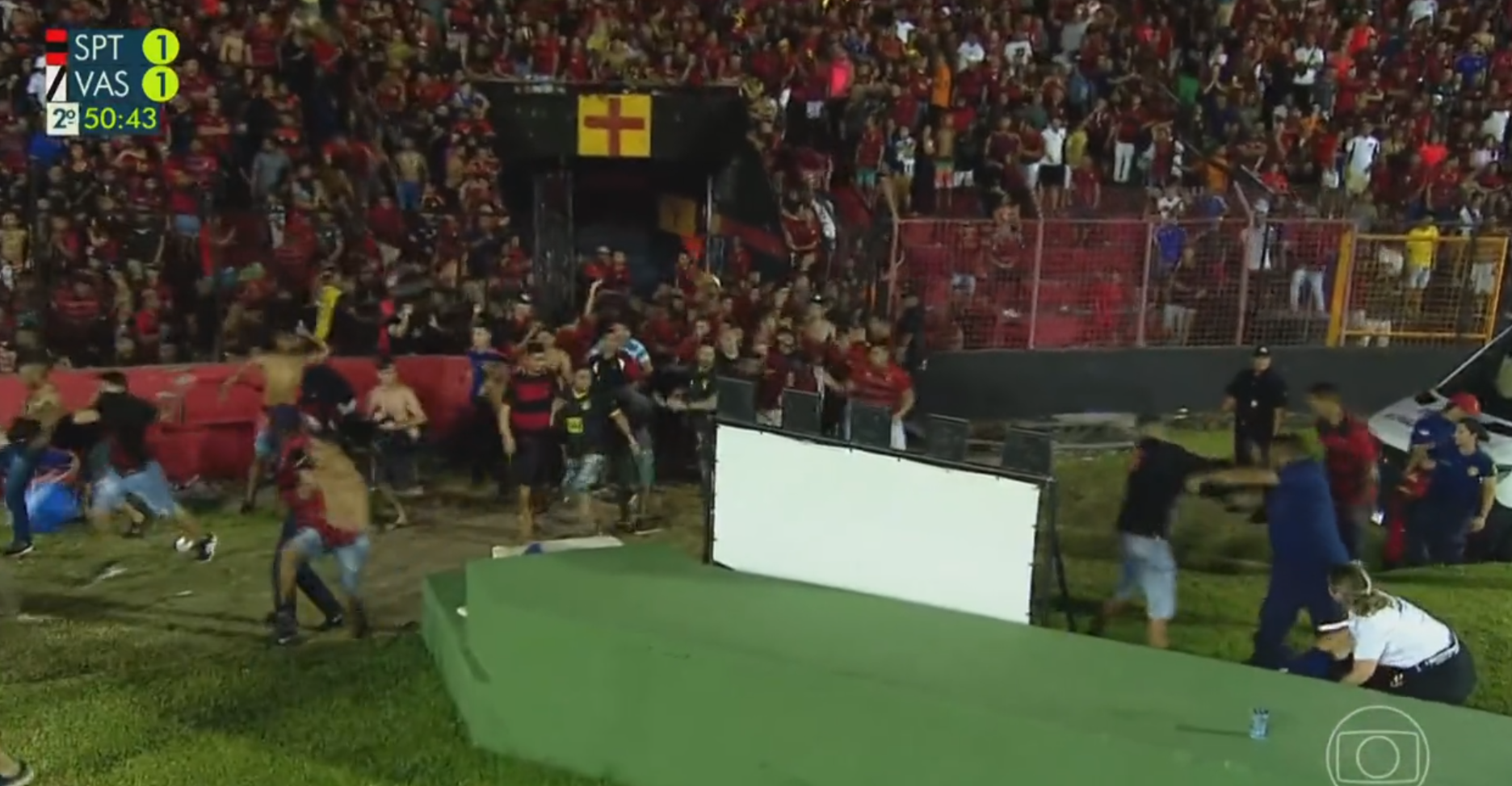 Parraguez y Palacios fueron testigos de incidentes de hinchas en empate de Sport Recife y Vasco da Gama