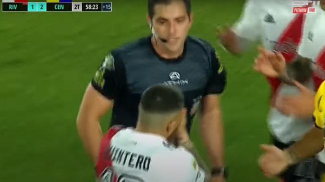 “Juanfer” Quintero acusó agresión de árbitro y se fue expulsado por empujarlo