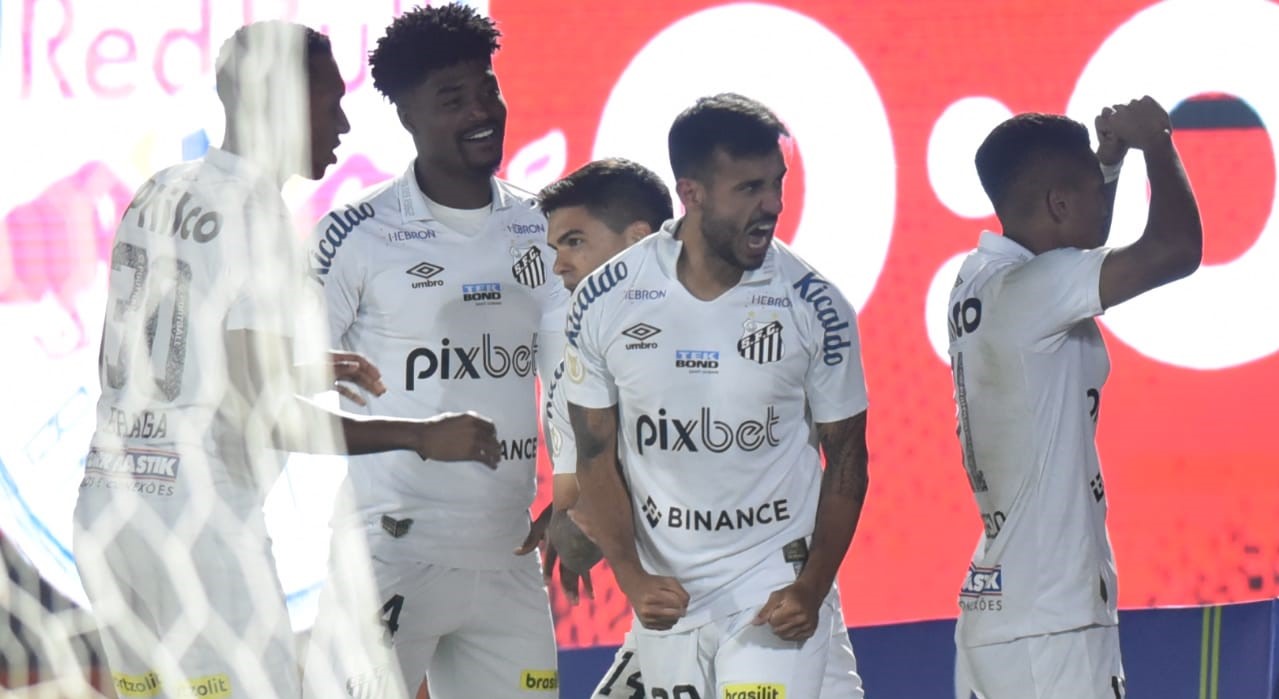 Santos consiguió un triunfo clave sobre Bragantino en el Brasileirao