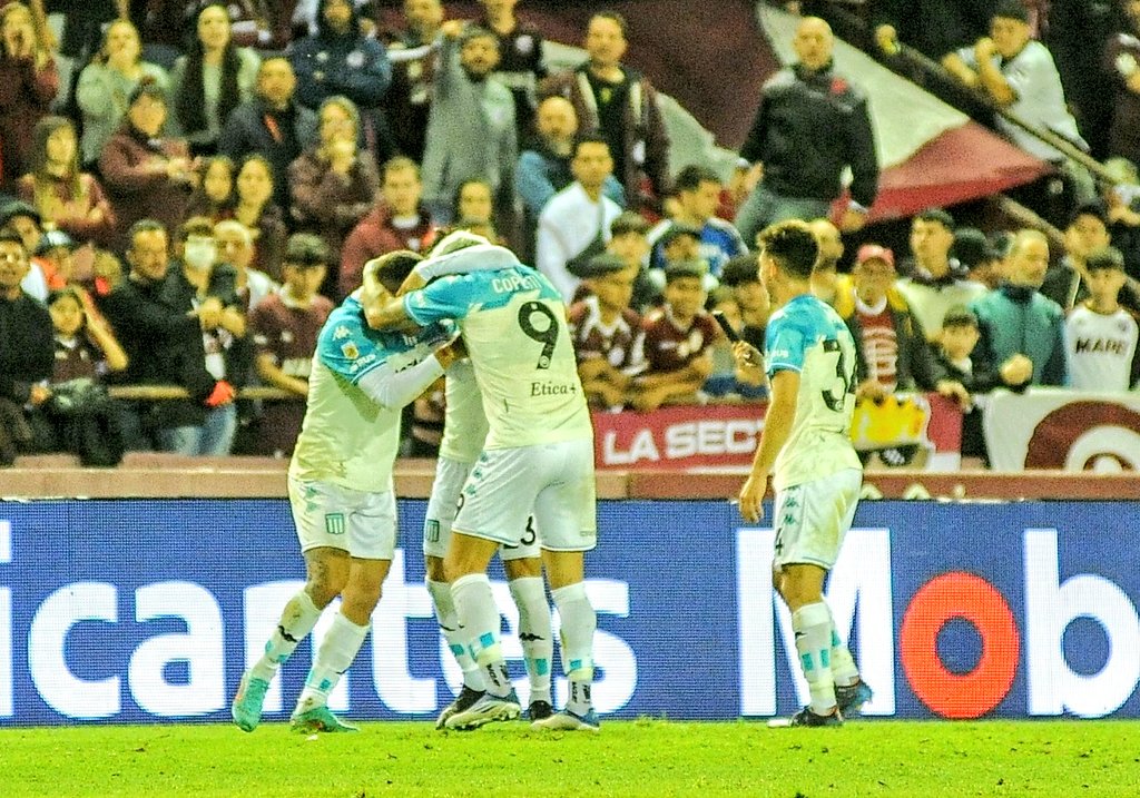 Racing de Mena y Arias venció con lo justo a Lanús, alcanzó la cima y sueña con el título