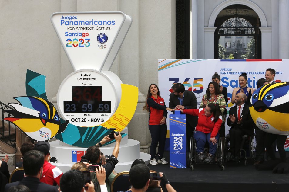 Deportistas del Team Chile visitaron La Moneda para iniciar la cuenta regresiva de Santiago 2023