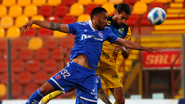 Nery Domínguez marcó un autogol y complicó a la U ante Everton