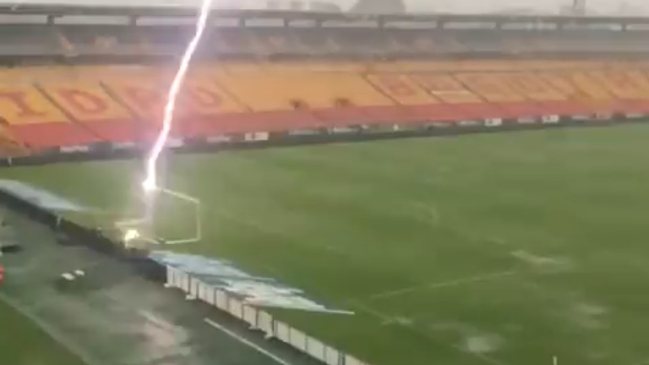 El impactante momento en que azotó un rayo en uno de los arcos de un estadio en Sudamérica