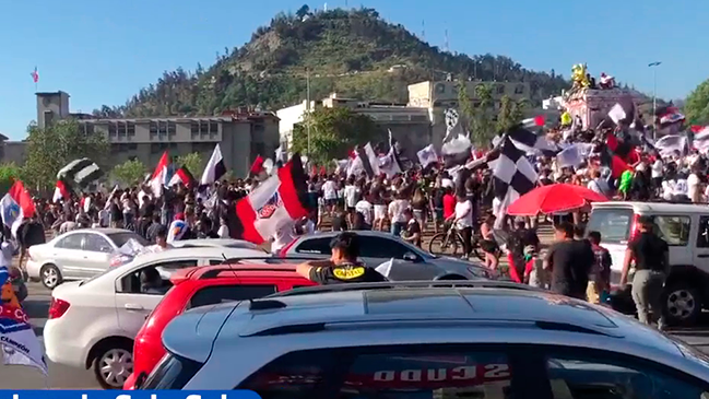 Los festejos de los hinchas de Colo Colo en Plaza Baquedano