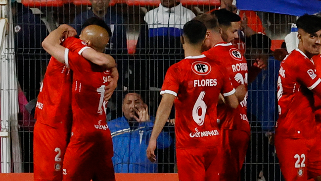 Sebastián Sáez convirtió en goleada la victoria de U. La Calera sobre U. Católica