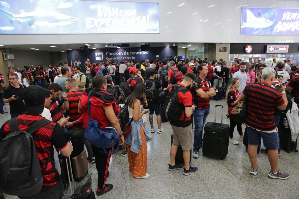 Tensión en hinchas de Flamengo en aeropuerto de Río de Janeiro por retraso en vuelos