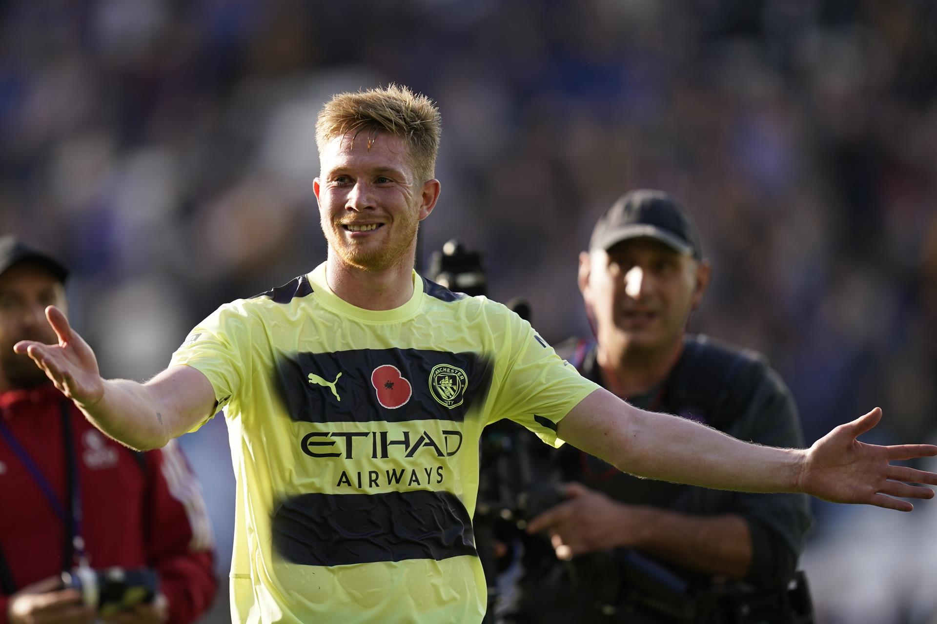¡Tiro libre al ángulo! El golazo de Kevin de Bruyne en triunfo de Manchester City ante Leicester
