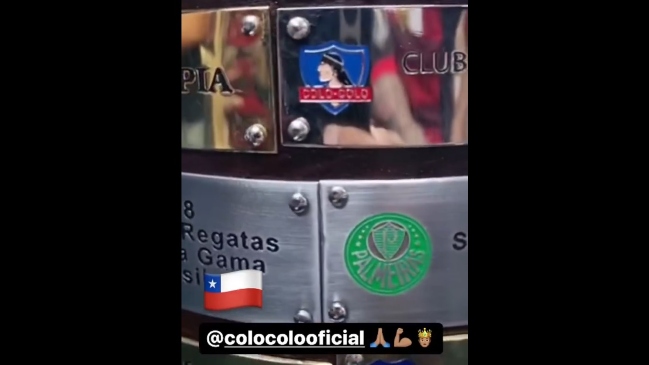 “No se olvida”: Vidal mostró la placa de Colo Colo en el trofeo de la Libertadores