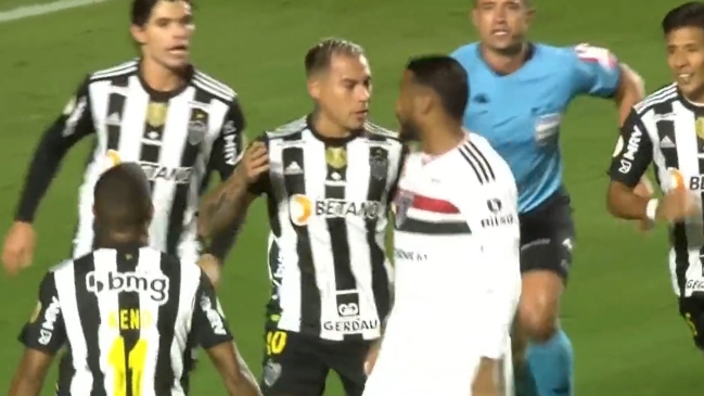 Vargas volvió a anotar un gol después de seis meses y fue encarado por provocar a un rival