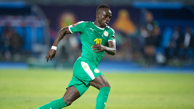 La escultura en homenaje a Sadio Mané que generó opinión dividida entre los hinchas