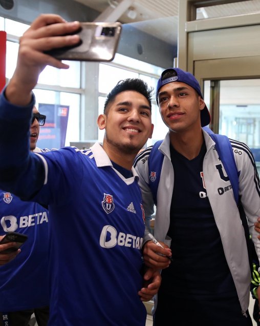 La U fue recibida por hinchas en Talcahuano para el encuentro ante Cobresal