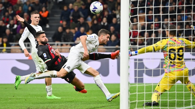 Giroud le dio el triunfo a Milan con una contorsión, pero se fue expulsado tras sacarse la camiseta