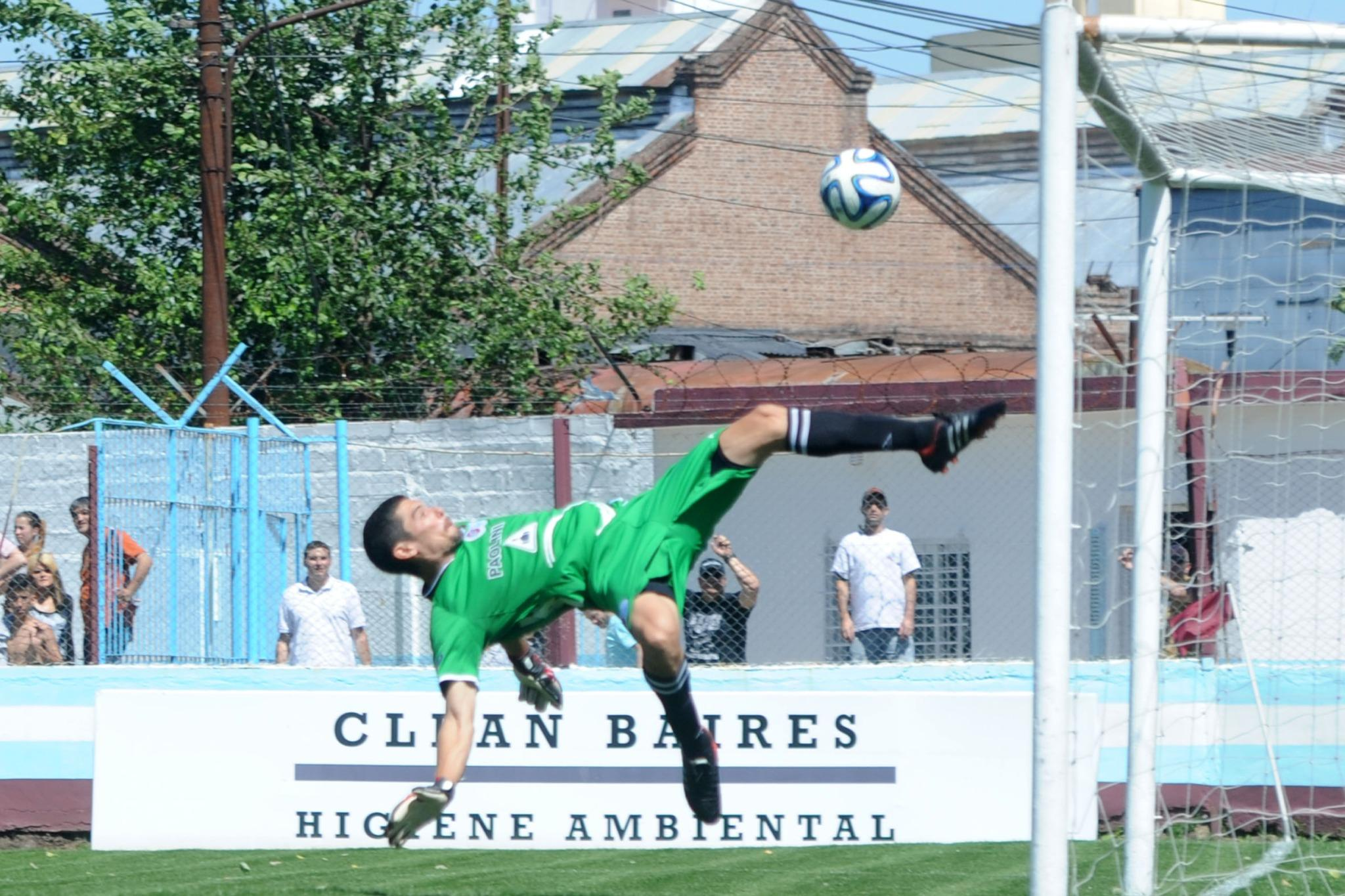 Se cumplieron ocho años de la espectacular atajada de chilena de Matías Cano en Argentina