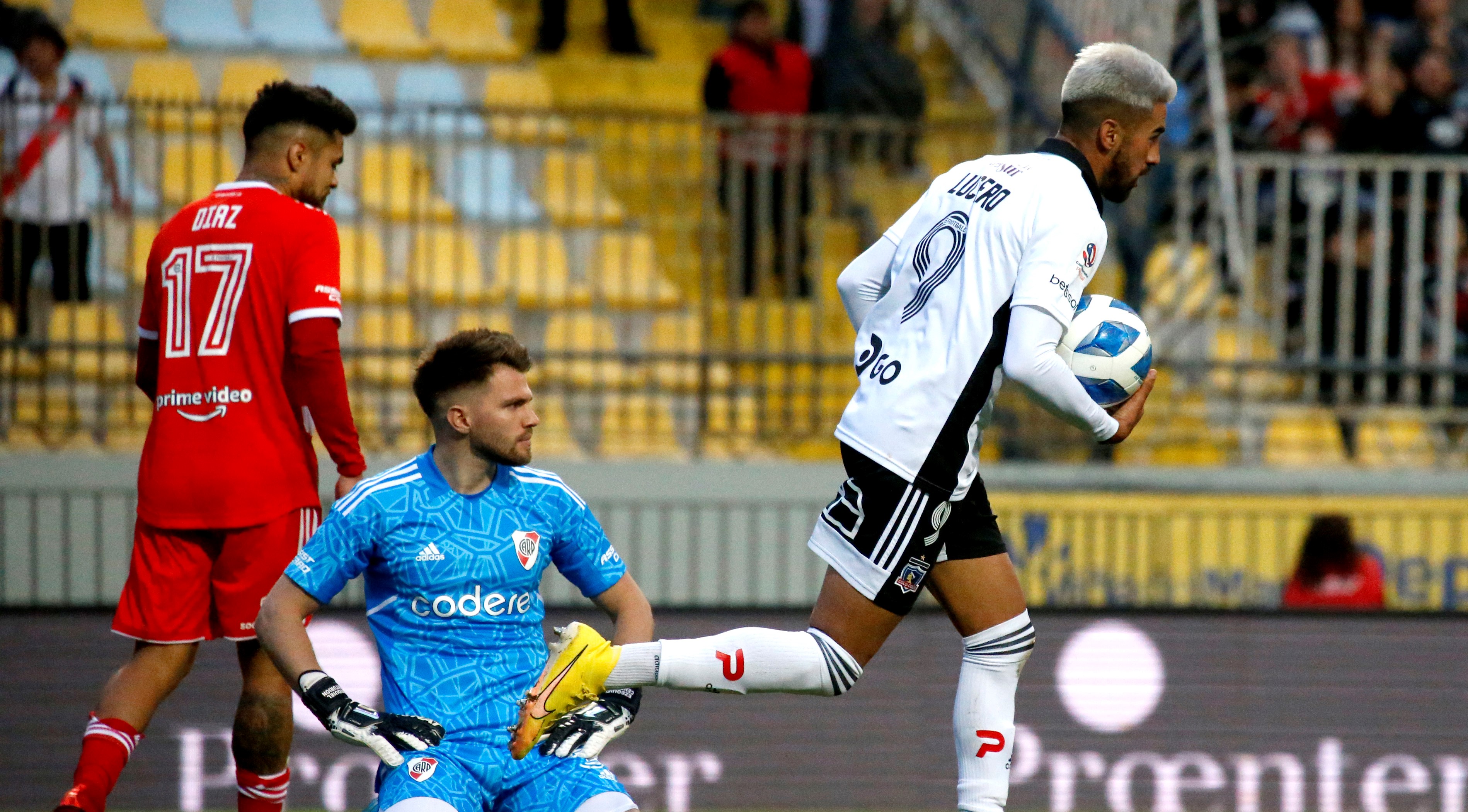 Colo Colo descontó ante River Plate con un autogol de Paulo Díaz