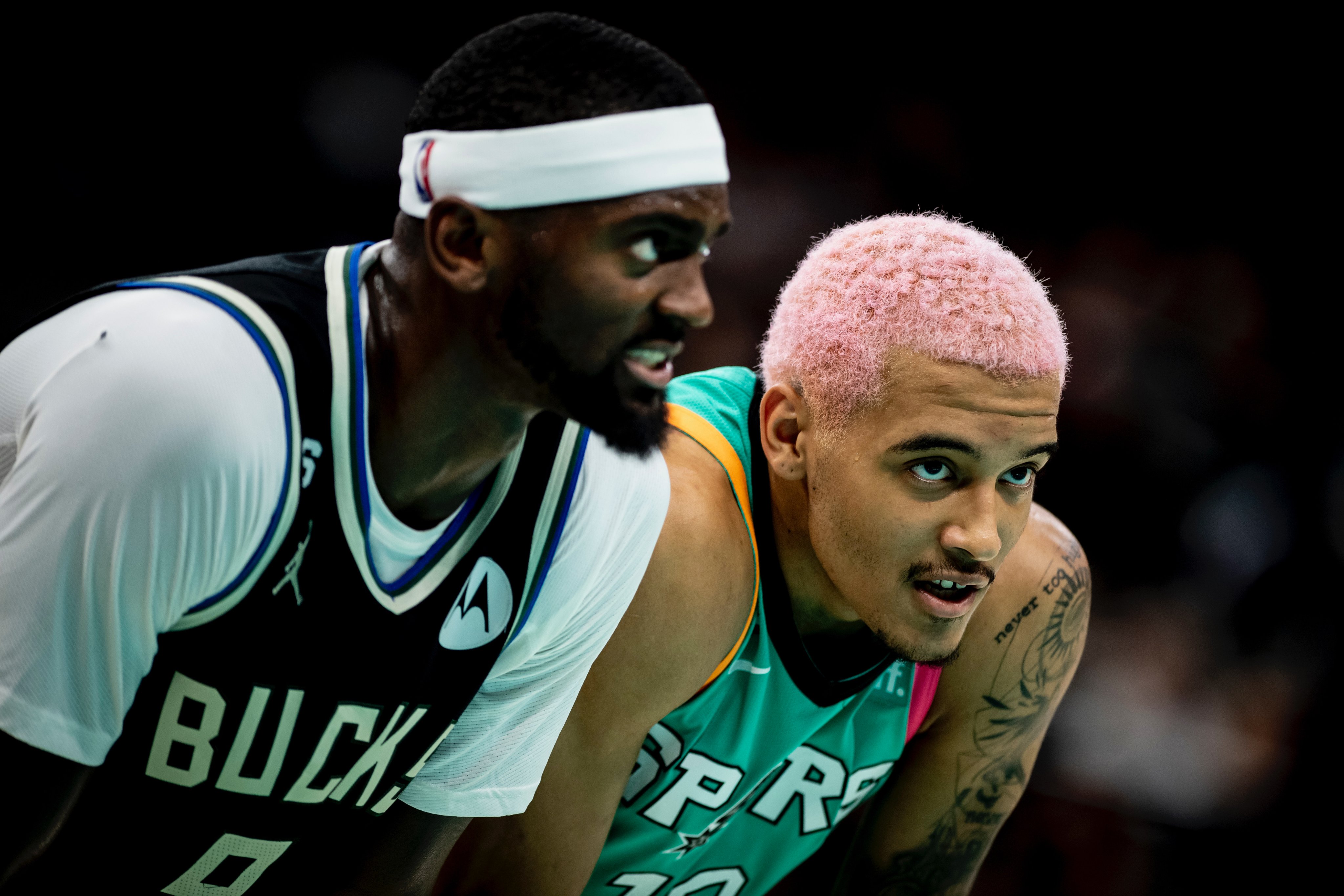 San Antonio Spurs venció a Milwaukee Bucks con un brillante Keldon Johnson