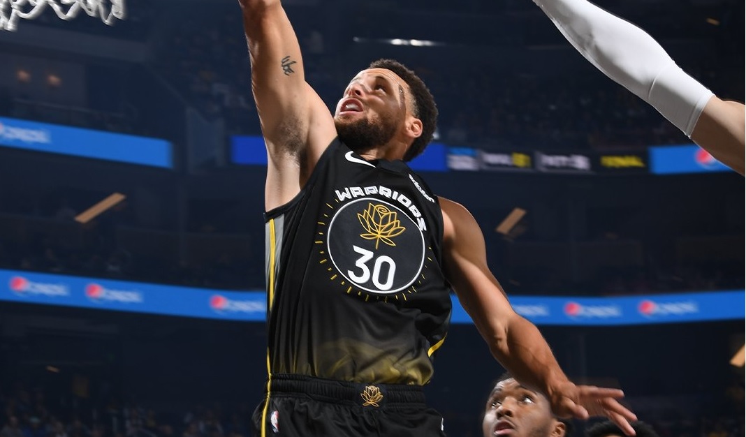 Un excepcional Stephen Curry lideró la victoria de Golden State Warriors ante Cleveland Cavaliers
