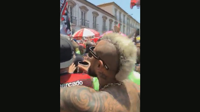 Arturo Vidal y “Gabigol” compartieron con los hinchas de Flamengo en las calles de Río