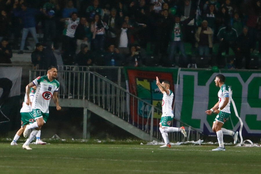 Puerto Montt goleó a Copiapó en Chinquihue y puso un pie en la final por el ascenso