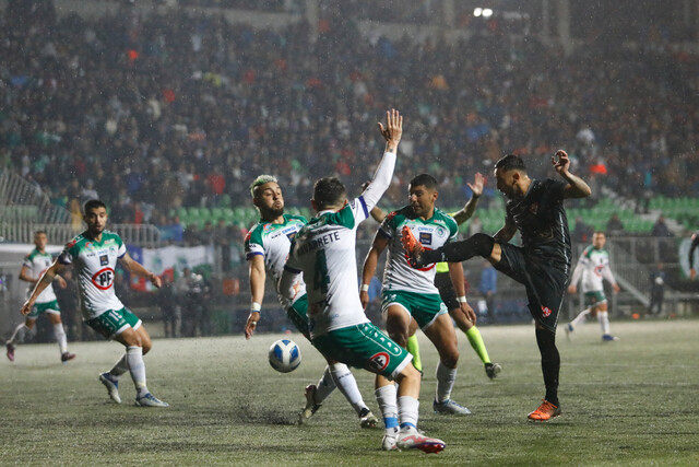 La intensa lluvia no frenó a Puerto Montt que sacó amplia ventaja sobre Copiapó en la liguilla por el ascenso