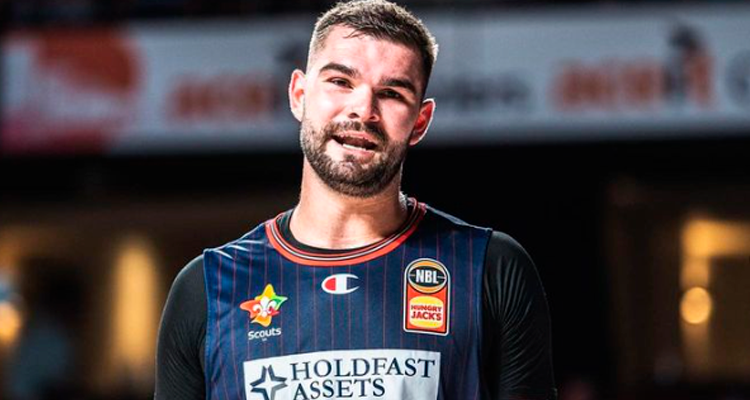 Isaac Humphries se convirtió en el primer jugador del baloncesto de Australia que contó que es gay