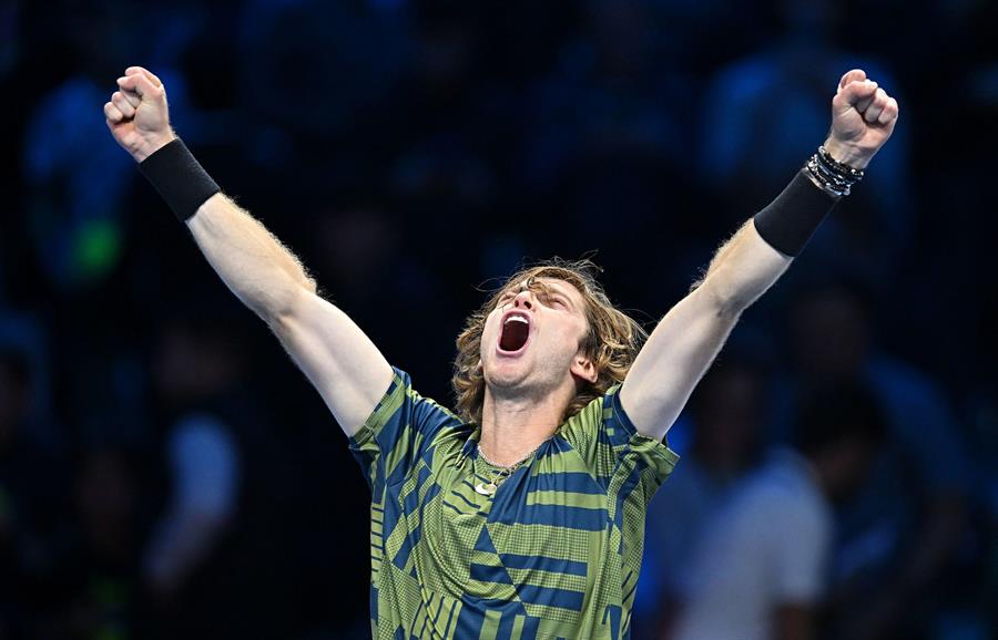 Andrey Rublev reaccionó ante Stefanos Tsitsipas y se instaló en semis del ATP Finals