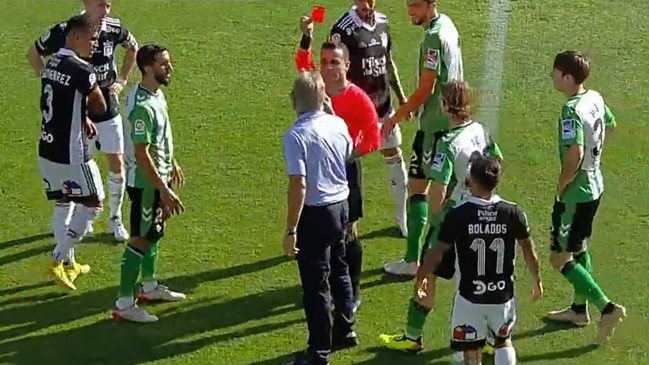 Manuel Pellegrini entró a la cancha para encarar a Piero Maza y fue expulsado ante Colo Colo