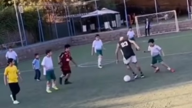 “Quedó loco”: Niño se hizo viral al eludir con clase a Arturo Vidal