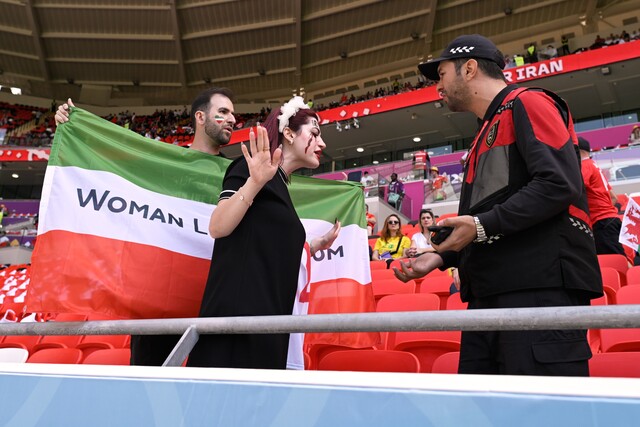 Hinchas de Irán se manifestaron durante duelo ante Gales por muerte de Mahsa Amini