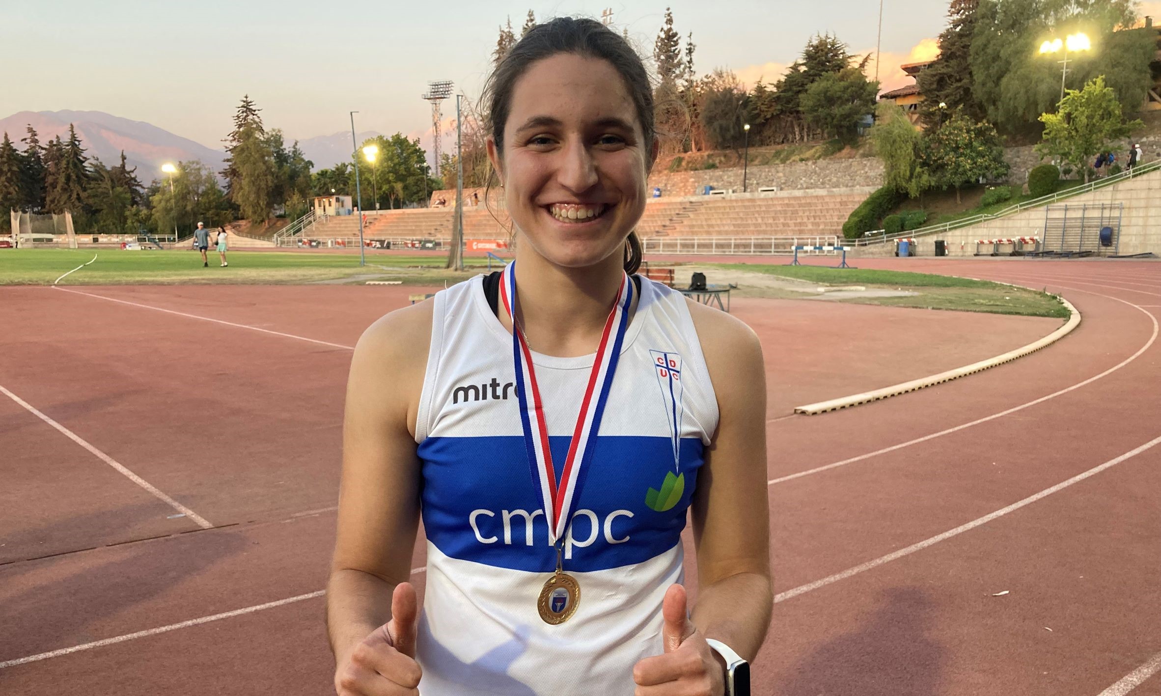 Javiera Moraga batió récord sub 20 de Chile en salto con garrocha