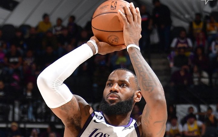 LeBron James deslumbró con 39 puntos en nueva victoria de Los Angeles Lakers ante San Antonio