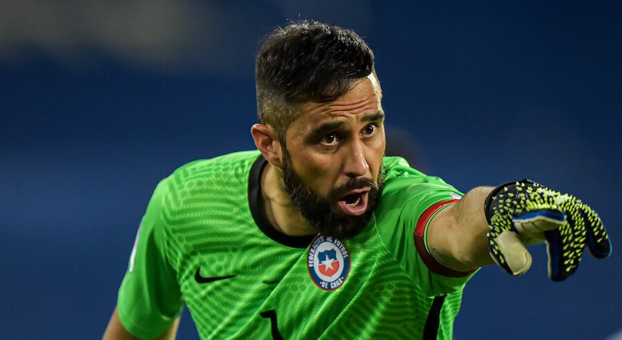 Claudio Bravo: “Veremos si me da para volver al fútbol chileno”