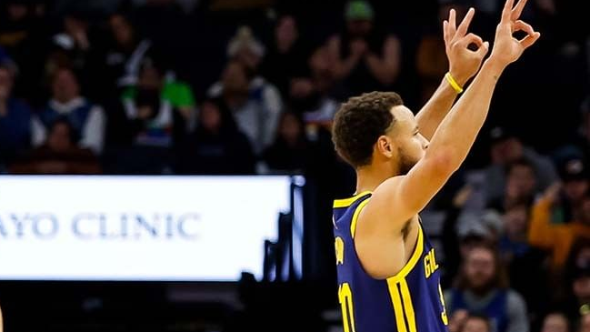 Stephen Curry rozó el triple doble en la victoria de los Warriors ante Minnesota Timberwolves