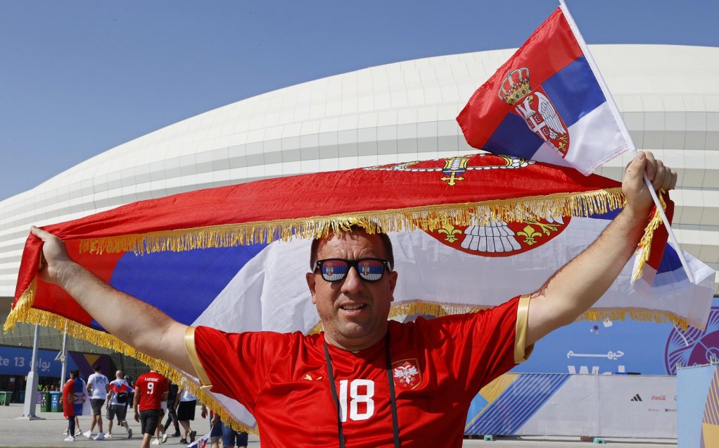 Hinchas de Camerún y Serbia compartieron antes del duelo por el Grupo G del Mundial