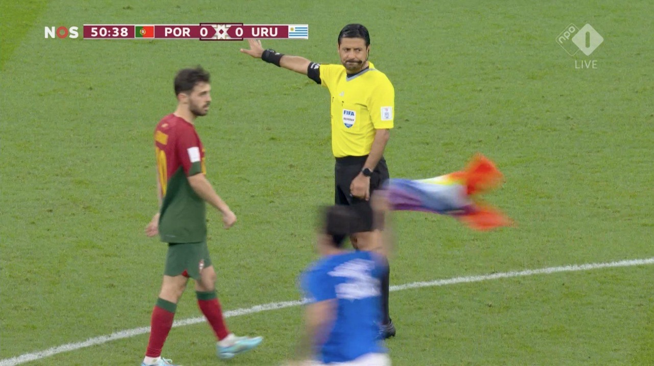 Espontáneo irrumpió en el Portugal-Uruguay con bandera del arcoíris, mensajes de apoyo a Ucrania y mujeres iraníes