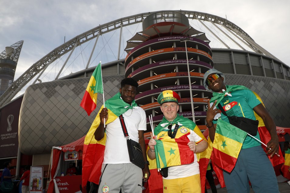 Hinchas de Ecuador y Senegal llenaron de color la previa de crucial duelo