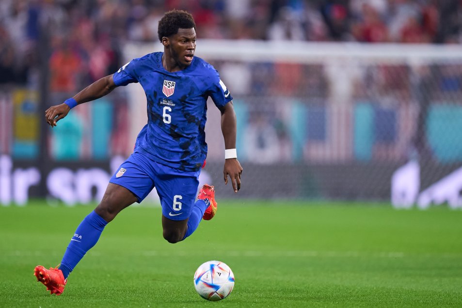 Estados Unidos se mantuvo en carrera como segundo del Grupo B y dejó en el camino a Irán