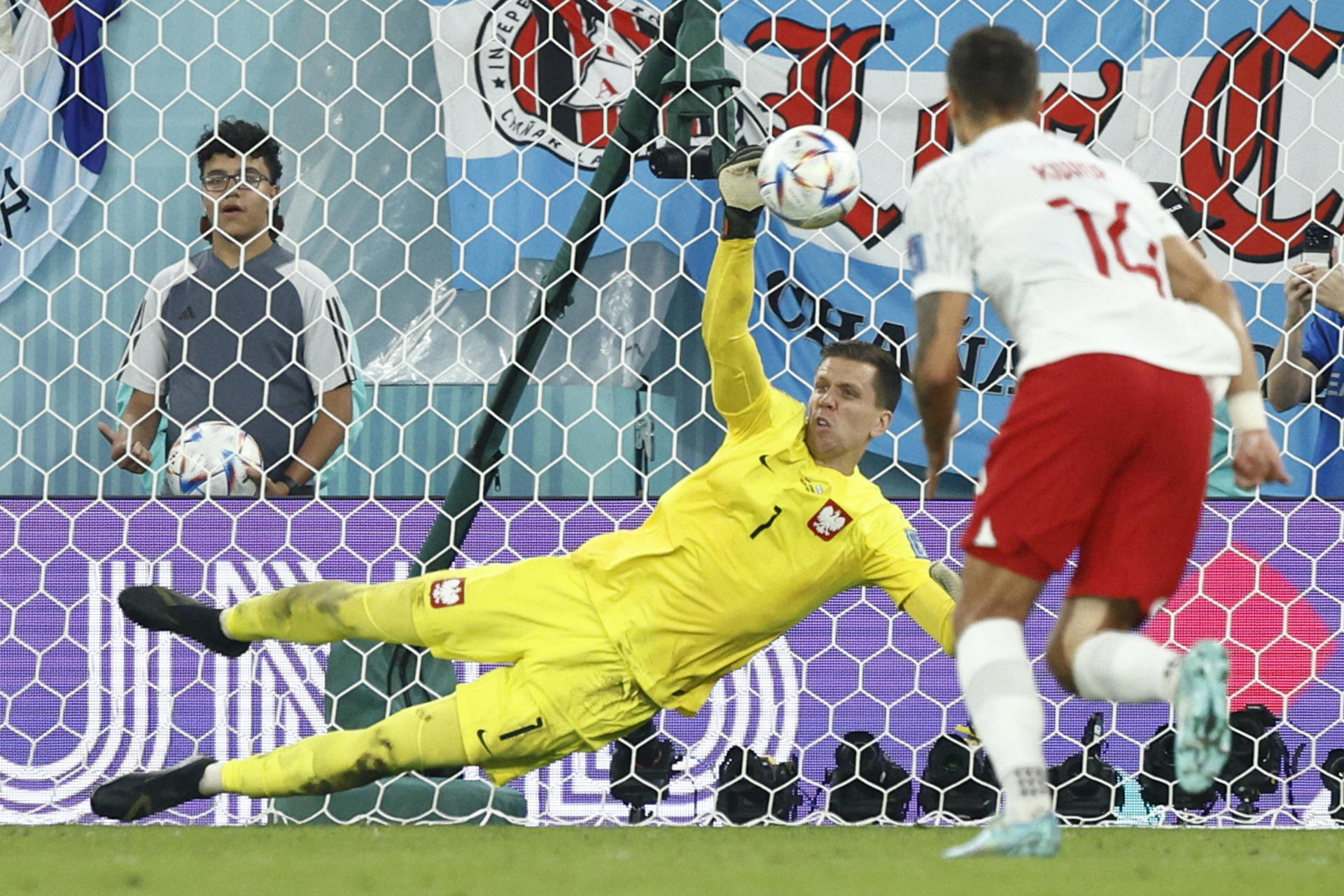 ¡Tapadón! Wojciech Szczesny atajó un penal de Lionel Messi tras un polémico cobro del VAR