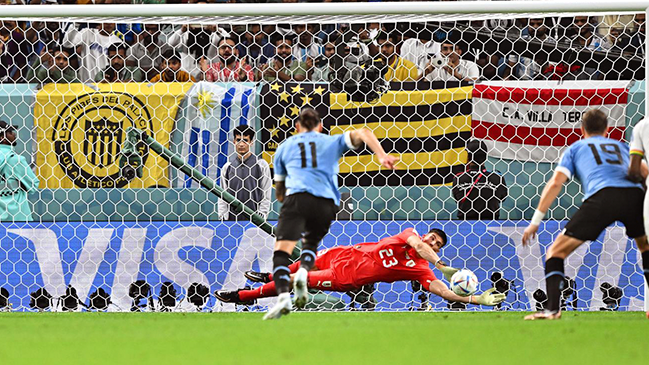 Sergio Rochet se redimió y tapó penal a Jordan Ayew