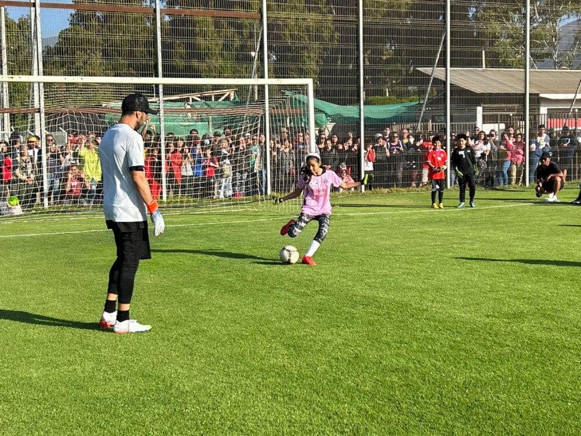 Claudio Bravo realizó una clínica para jóvenes arqueros en Papudo