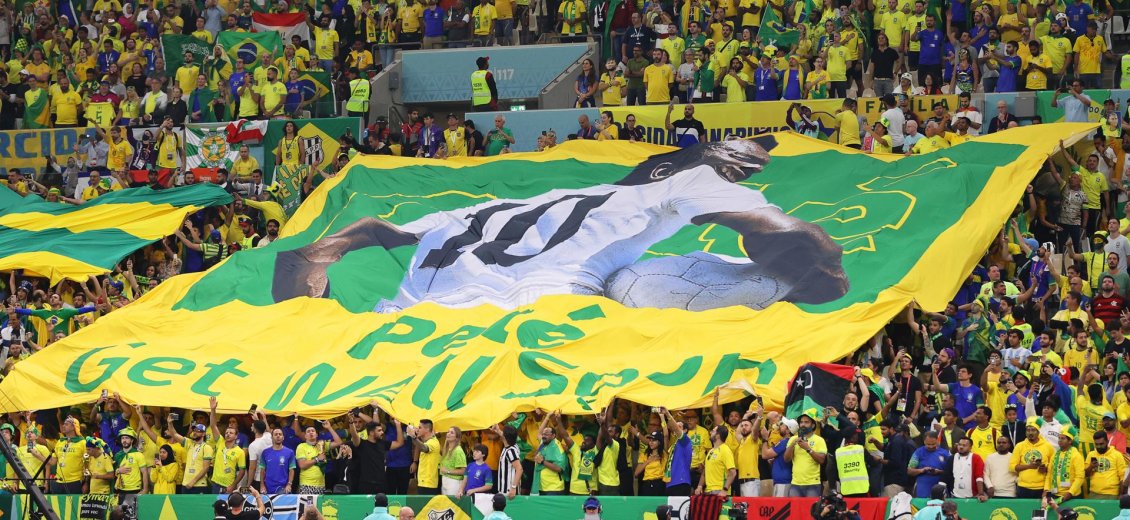 Hinchas brasileños enviaron mensaje de apoyo a Pelé con enorme lienzo en Qatar 2022