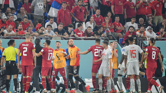 El provocador gesto del suizo Granit Xhaka a la banca de Serbia que calentó los ánimos