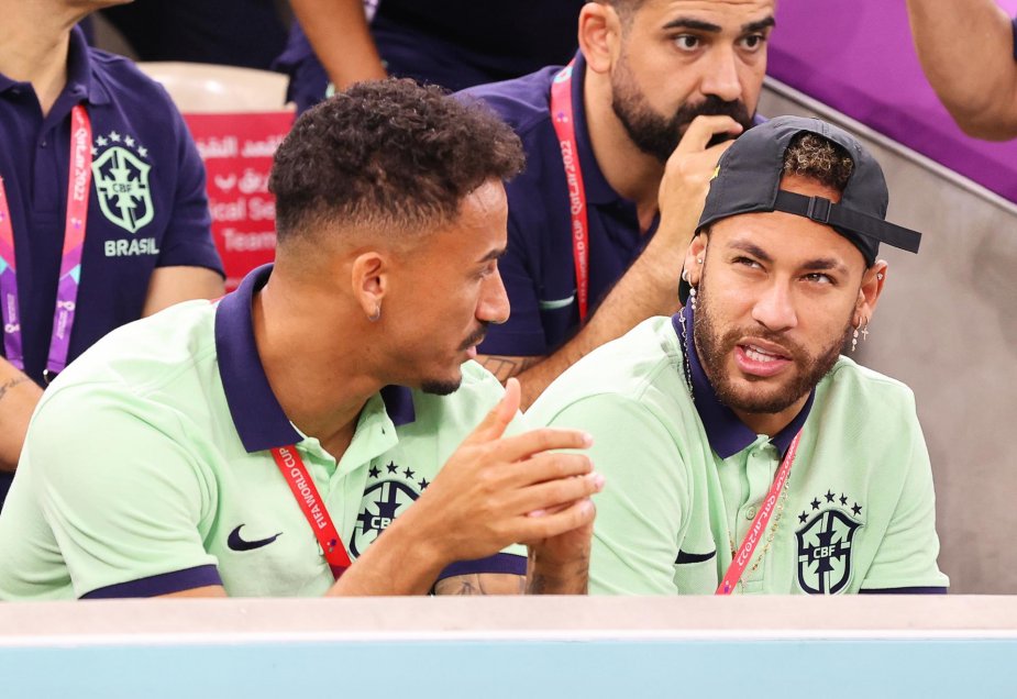 Un animado Neymar acompañó a la selección brasileña en el duelo ante Camerún en Lusail