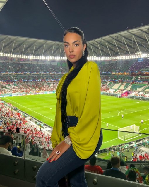 Georgina Rodríguez fue a apoyar a Cristiano con sus hijos y acaparó miradas en el estadio