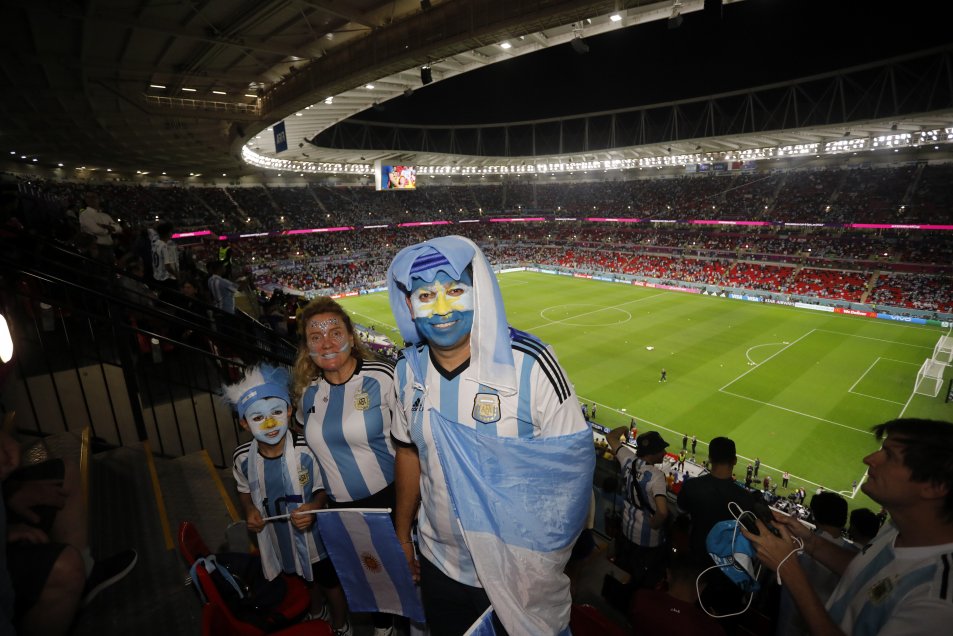 Argentinos y australianos llevaron la fiesta a las tribunas del Estadio “Ahmad bin Ali”