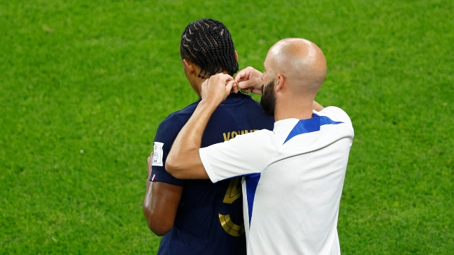 Jules Koundé jugó 41 minutos con una cadena de oro ante Polonia