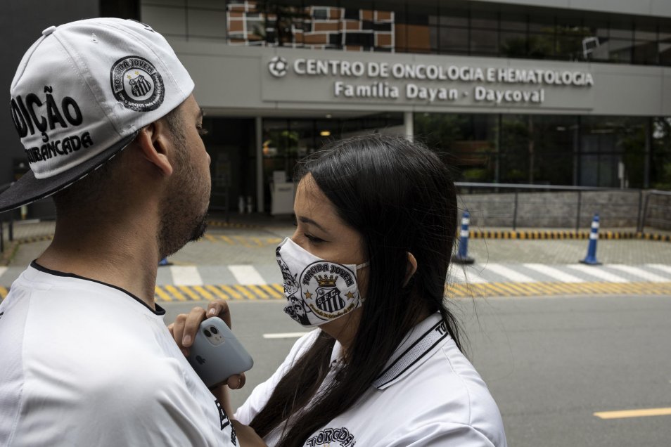 Hinchas hacen vigilia frente a hospital para pedir por la salud de Pelé
