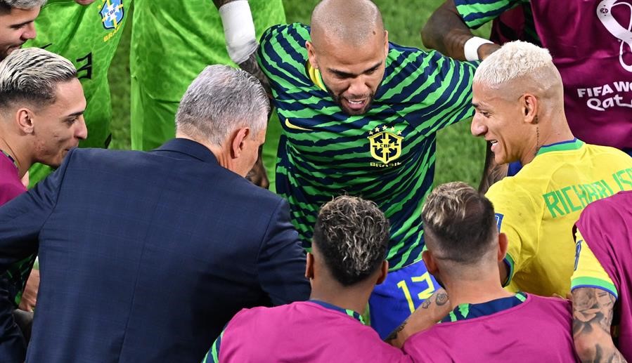 Tite se lució bailando en celebración de uno de los goles de Brasil sobre Corea del Sur