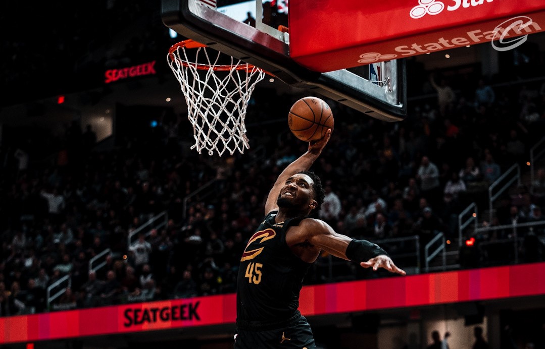 Donovan Mitchell marcó 43 puntos y opacó a LeBron James en triunfo de los Cavaliers ante Los Lakers