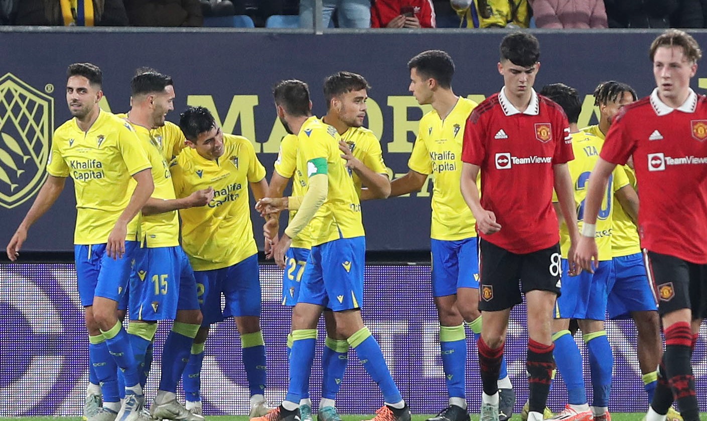 ¡Tremenda definición! El golazo de Tomás Alarcón en victoria de Cádiz sobre Manchester United