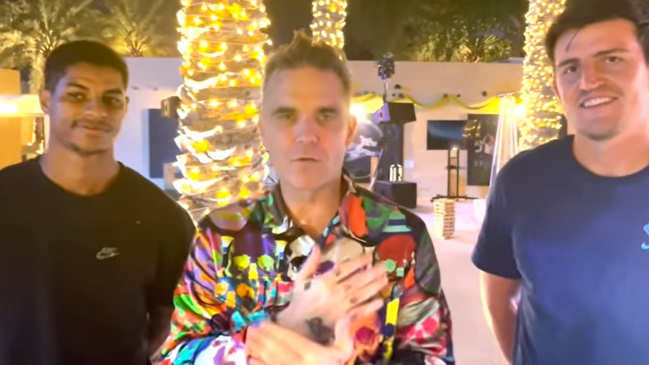 Robbie Williams cantó para la selección inglesa en la previa al duelo con Francia